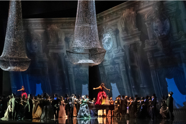 新国立劇場『椿姫』2019年公演より 撮影:寺司正彦 新国立劇場『椿姫』2019年公演より 撮影:寺司正彦