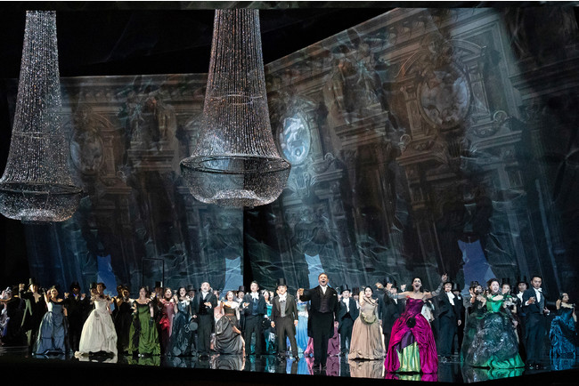 新国立劇場『椿姫』2019年公演より 撮影:寺司正彦 新国立劇場『椿姫』2019年公演より 撮影:寺司正彦