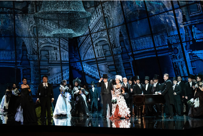 新国立劇場『椿姫』2019年公演より 撮影:寺司正彦 新国立劇場『椿姫』2019年公演より 撮影:寺司正彦