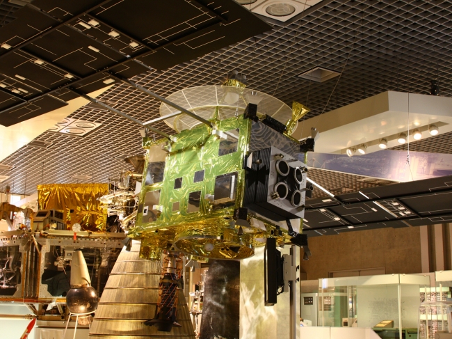 小惑星探査機はやぶさ（実物大復元模型）　国立科学博物館