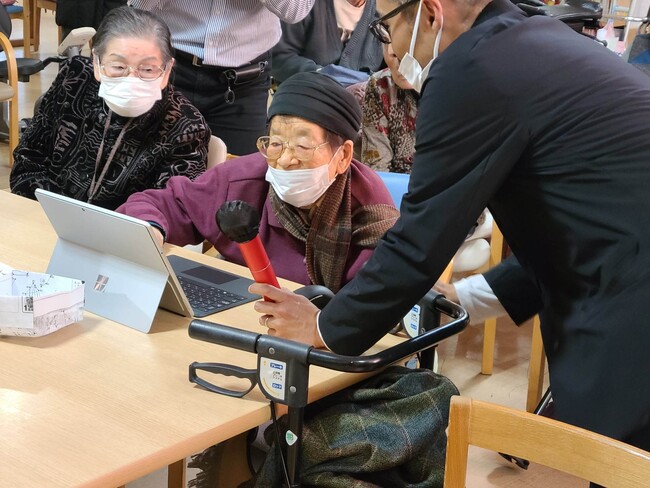 スタッフに教えてもらいながら自身でPCを操作 スタッフに教えてもらいながら自身でPCを操作