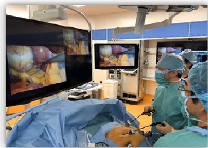 本学教員が開発した世界初の「内視鏡手術ＡＩ支援システム」。(株)オリンパスなどと作るチームで日本医療研究開発機構から42億円の支援が決定しています。
