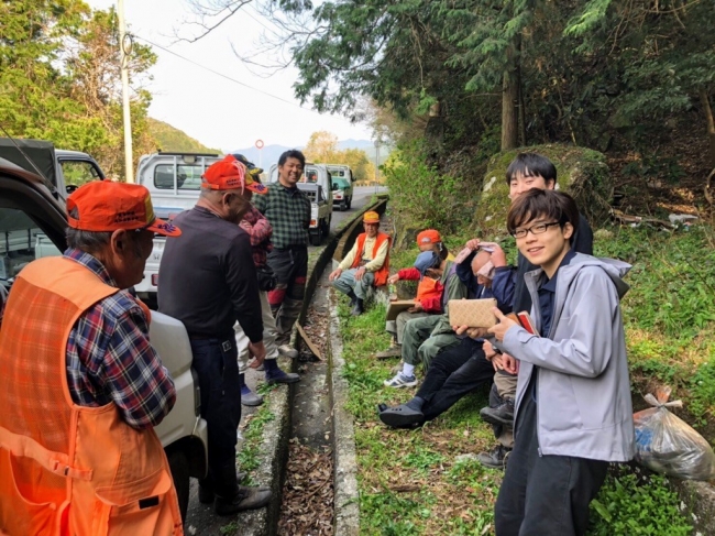 鹿の”巻狩り”を行う香美市猟友会、香美市地域おこし協力隊の皆さん