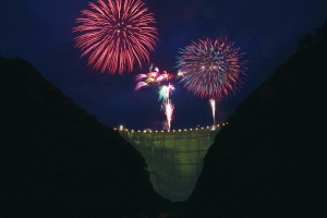 夏の夜空と上椎葉ダム