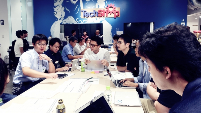 Techshop Tokyoキックオフにて、ワークショップにて自チームの案を練る参加者