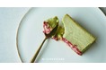Mr. CHEESECAKEから、味わい深いローストピスタチオと爽やかな酸味のラズベリーが彩るホリデーフレーバー「Mr. CHEESECAKE pistachio raspberry」が12月5日登場