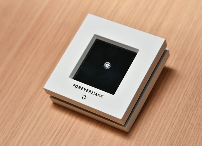 CMを再現し、招待者に贈った贈った 「ブラックレーベル ダイヤモンド」 1カラット（250万円相当）
