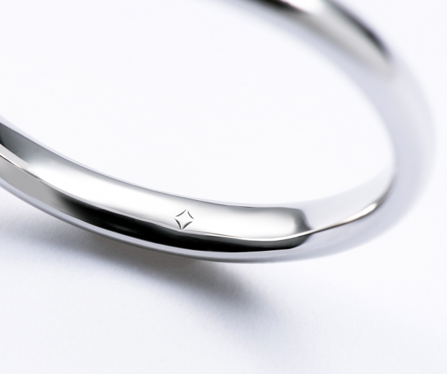 0.1ct未満のメレダイヤモンドにも同様に厳しいプロセスを経たことを証明する証としてリングの裏側にブランドアイコンが印されます。