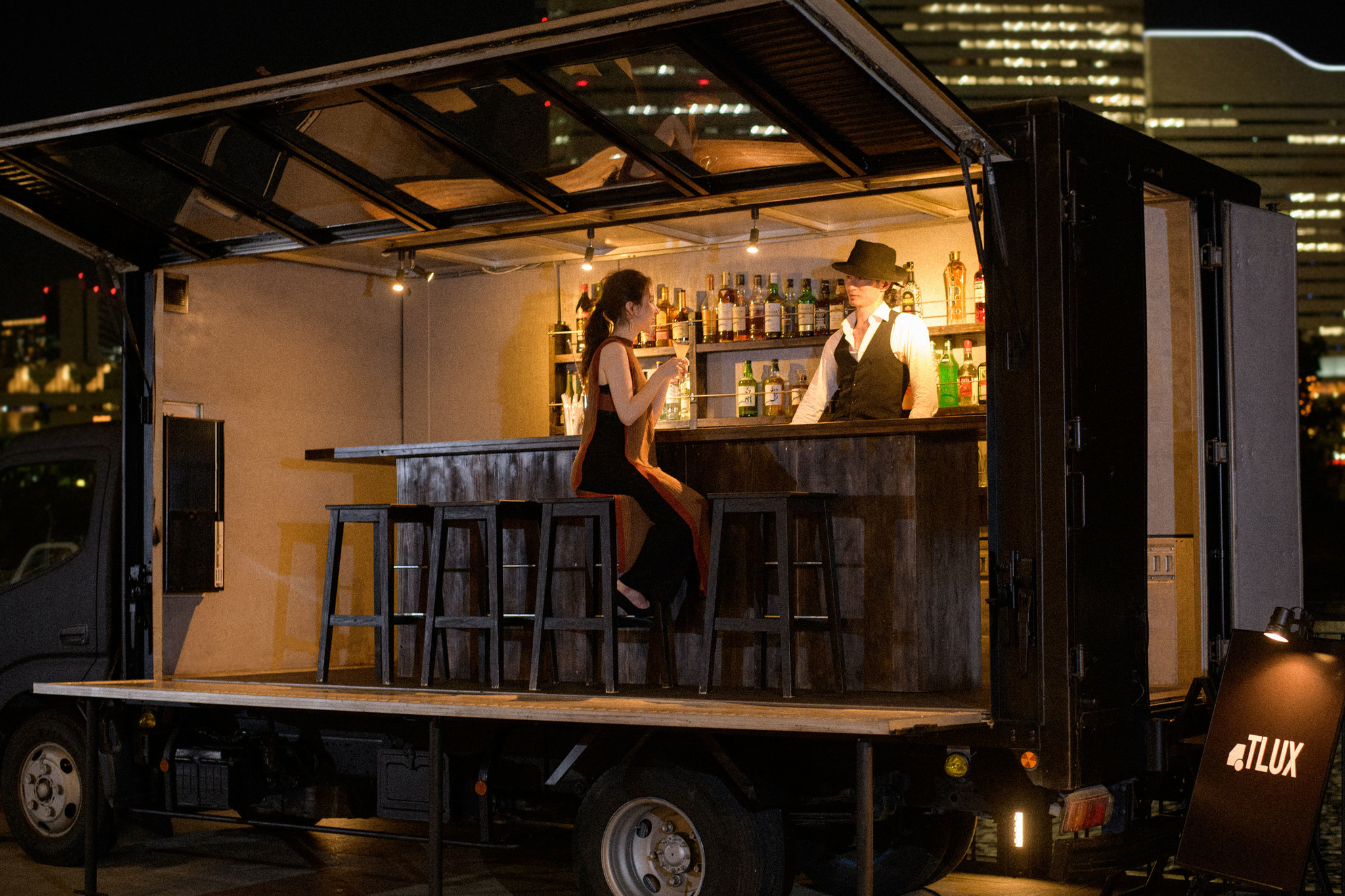 日本初！カウンターと客席がある移動型バー「BAR TRUCK MEDIA TLUX（トラックス）」、10月9日(トラックの日)より運行スタート｜クリエイターボックスのプレスリリース