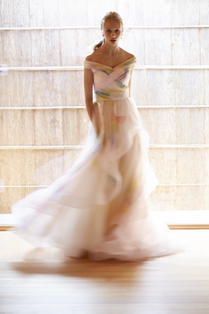 色彩作家・内藤麻美子の色彩を取り入れてデザインしたドレス「光のかけら」