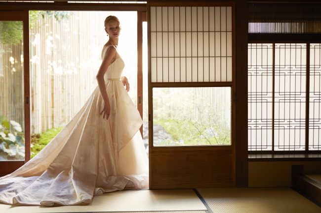 京都の老舗「細尾」の西陣織を取り入れた「金色のウエディングドレス」