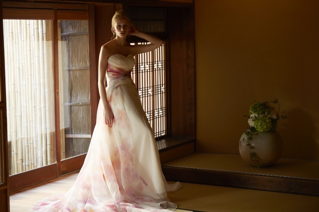 色彩作家・内藤麻美子の色彩を取り入れてデザインしたドレス「花の温度」