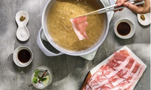 9種の厳選素材から作った出汁(スープ)と銘柄豚で、シェフの味を自宅で楽しめます。
