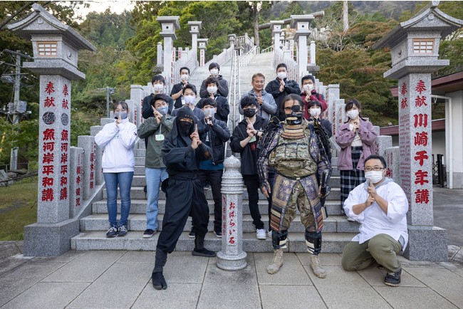 プロジェクトメンバーによる大山阿夫利神社前での記念撮影 (撮影日2020年10月16日：撮影の為、短時間接近しています。)