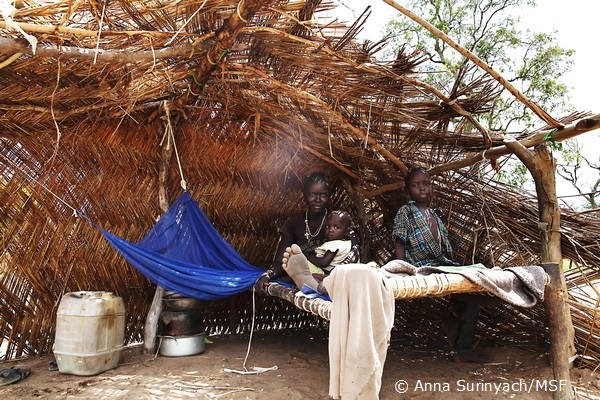 南スーダン北バハル・エル・ガザル州の避難キャンプに身を寄せる人びと（2013年7月撮影）