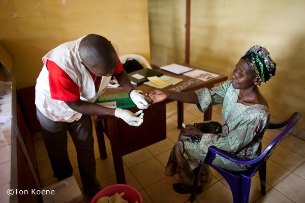 中央アフリカ共和国ボサンゴアの病院でHIV／エイズの検査を受ける患者（2013年6月撮影）