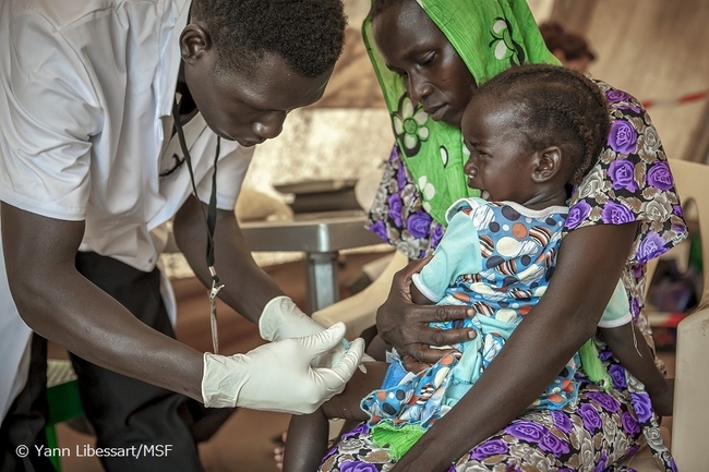イダ難民キャンプで予防接種を受ける子供。2歳未満児約5000人が対象だ（2013年7月撮影）