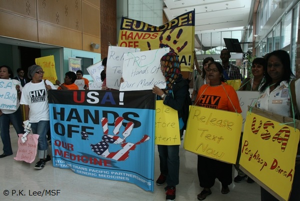 TPPの知財関連条項がジェネリック薬の普及を妨げると抗議するマレーシアの市民ら（2013年7月）