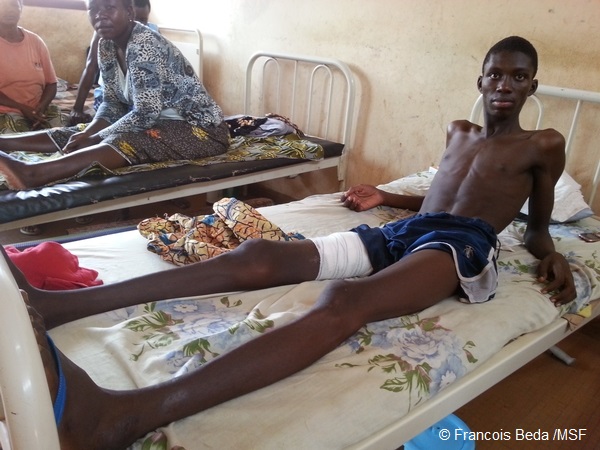 2013年3月、バンギの地域病院で治療を受ける負傷者、同地では治安悪化が加速している