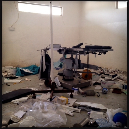破壊と略奪にあったレール病院の手術室