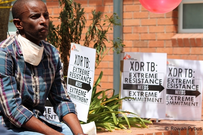 リネゾリドを含む治療でXDR-TBを克服したカエリチャに住む男性（2014年２月撮影）