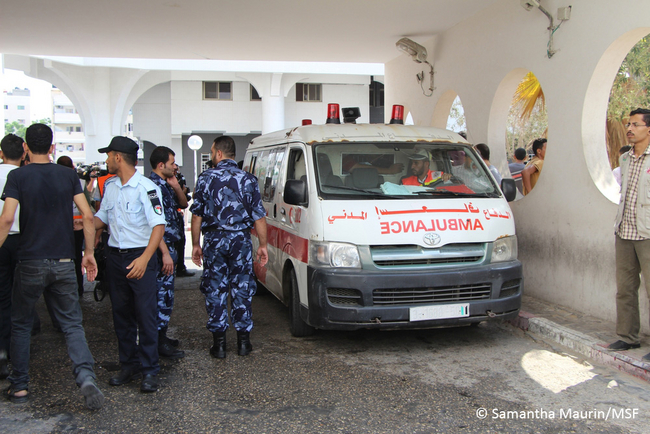 シファ病院に患者を搬送する救急車（2014年7月20日）