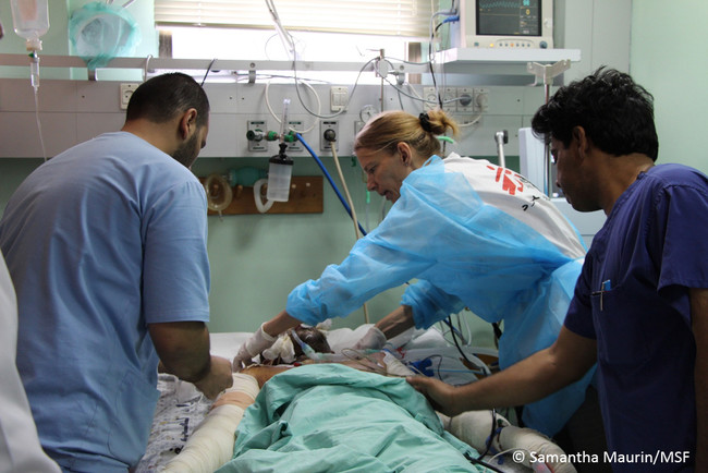シファ病院で爆撃被害者の手当をするMSFの医師（2014年7月20日）