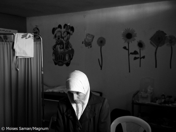 レバノン・ベッカー高原にてMSFの診察を待つ母子（2013年11月7日）
