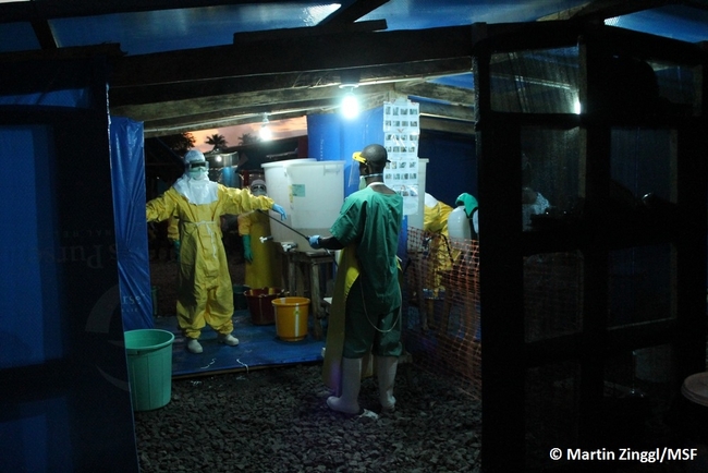 防護服を脱ぐ際の消毒は非常に重要なプロセスだ（リベリア・フォヤ州、2014年9月2日）