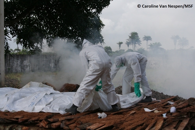 感染防御策に従って行われる遺体の焼却作業（リベリア・モンロビア、2014年9月2日）