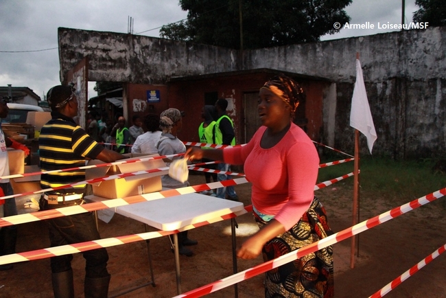 抗マラリア薬を受け取る住民（リベリア、2014年10月25日）