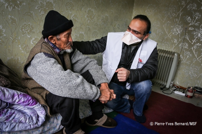 結核患者の自宅を訪問するMSFスタッフ（キルギスタン、2015年1月撮影）