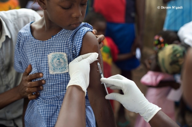 ギニアではしかの予防接種を受ける子ども