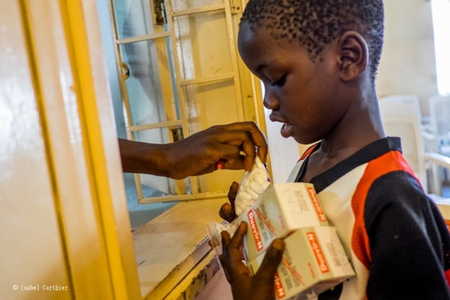 ウガンダのMSF病院でHIVの治療薬をもらう男の子