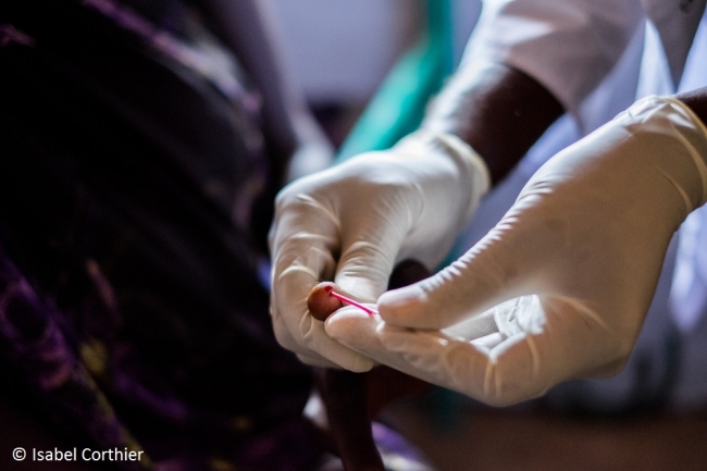 ウガンダのMSF病院でHIVの診断を受ける患者