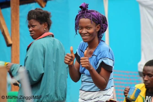 エボラを克服して退院する患者（リベリア・フォヤ、2014年10月）