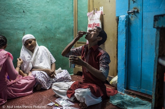 インド・ムンバイでXDR-TB治療を受けるハニフさん。4度にわたる治療中断の末、MSFの診療所に紹介された