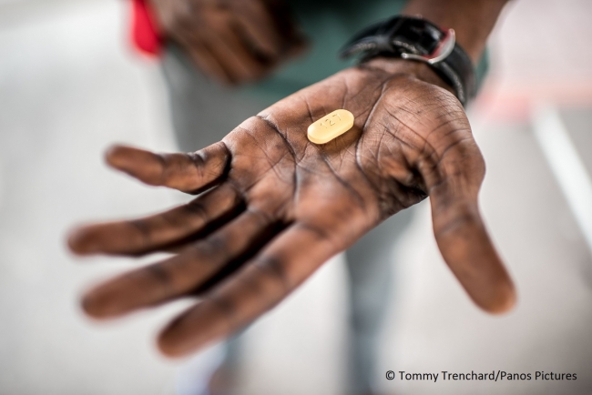 コンゴ民主共和国でMSFからARVを受け取る患者。ジェネリック薬が命をつなぐ