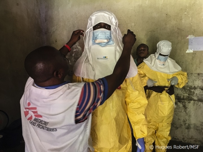ビコロのエボラ治療センターで防護服を着用するMSFスタッフ