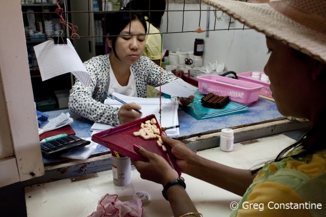 ミャンマーのMSF診療所の薬局で薬を受け取る患者（2012年1月）