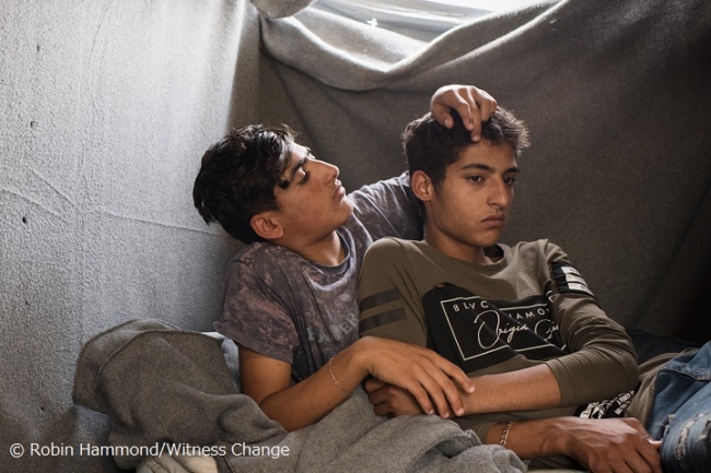 シリアのデリゾールから逃れモリアに勾留される青年たち。シリアに残ることは政府軍かイスラム国のどちらかとして戦うことを意味していたという（2018年5月撮影）