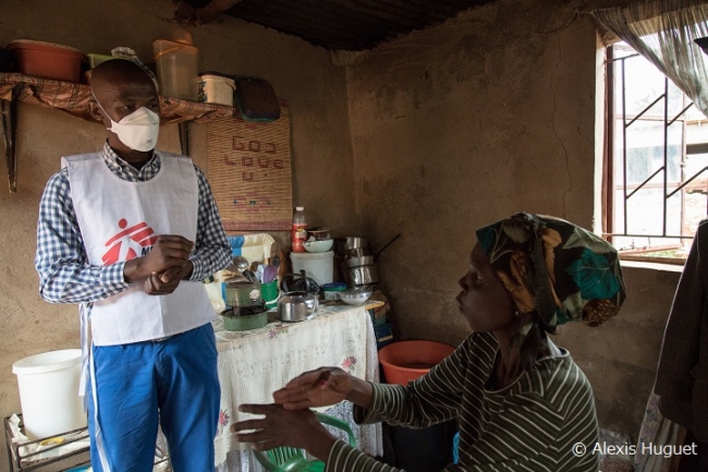 エスワティニ（旧スワジランド）のマンジニで多剤耐性結核とHIVに感染した患者を訪ねるMSFスタッフ。治療薬の副作用で聴覚を失ったためジェスチャーで会話が行われる（2017年2月撮影）