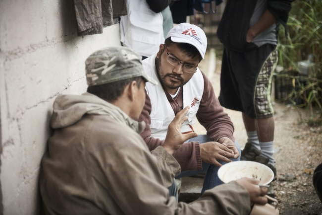 メキシコ南部にたどり着き、これから北を目指すという男性の話しを聞くMSFスタッフ（2018年11月撮影）(C) Christina Simons