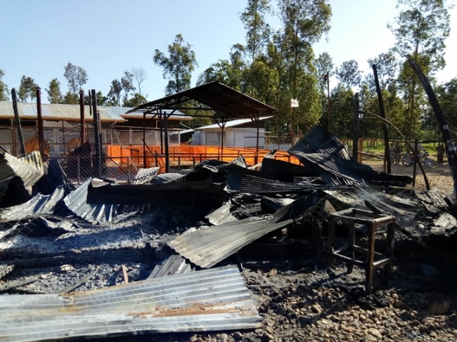 カトゥワ治療センターの一部は放火され焼け落ちた　© MSF