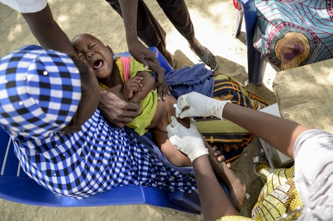 ナイジェリア・ボルノ州で5歳未満児にPCVの予防接種を行うMSFチーム（2016年11月撮影）© Aurelie Baumel MSF
