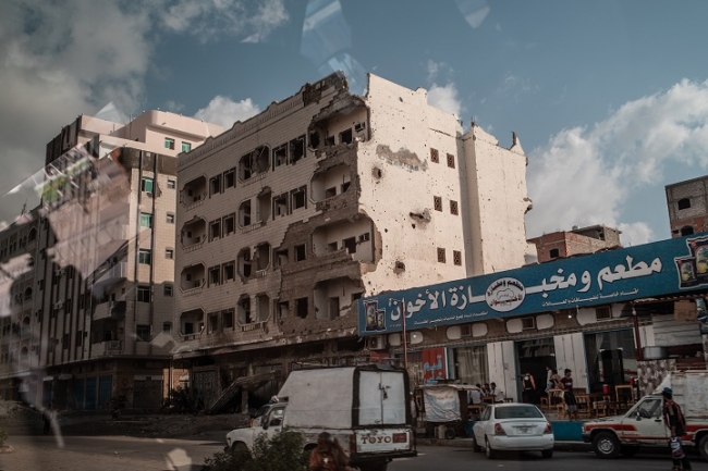 戦闘で破壊されたアデン市街の建物（2018年12月撮影）　© Agnes Varraine-Leca MSF