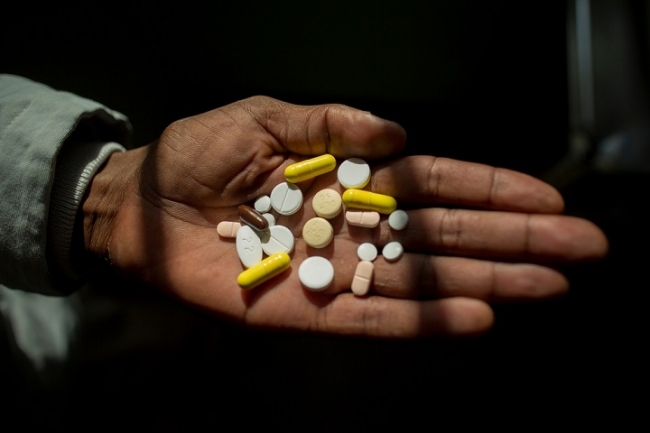 朝一番に服薬する錠剤を見せる南アフリカの超多剤耐性結核患者。この中に含まれるデラマニドは患者にとって治癒への希望となっている　© Sydelle WIllow Smith