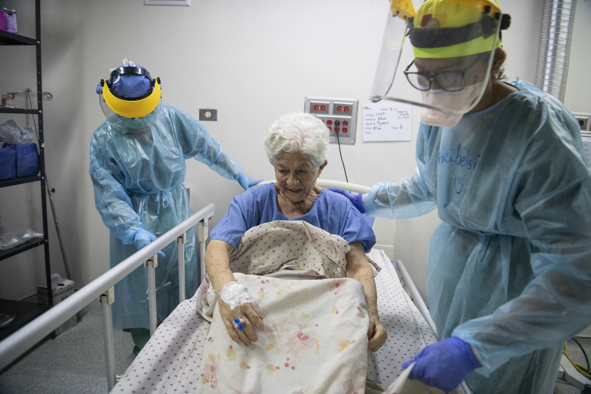 新型コロナウイルス感染症 (COVID-19) を他の人に移す可能性はありますか?