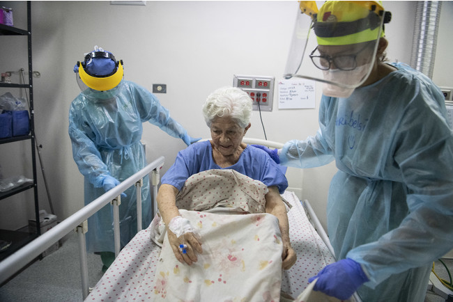 ベネズエラの新型コロナ感染症患者。MSFが共同運営する病院の集中治療室にて＝2020年9月　© Carlos Becerra／MSF