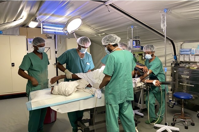 イエメン南西部の町モカにあるMSF外傷病院で負傷者の外科手術を行う医療スタッフ　© Hareth Mohammed／MSF